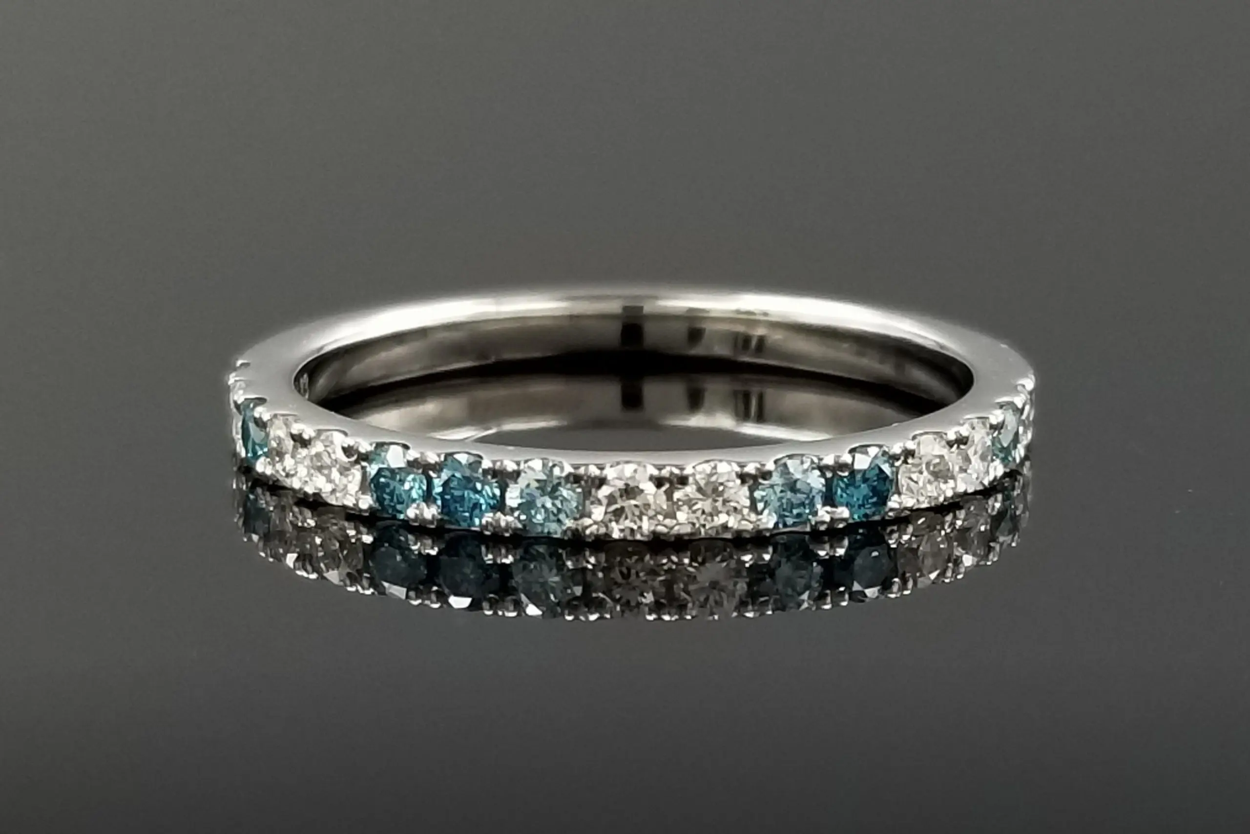 神戸]綺麗なブルーのお色味が引立つ鍛造エタニティリング | 結婚・婚約