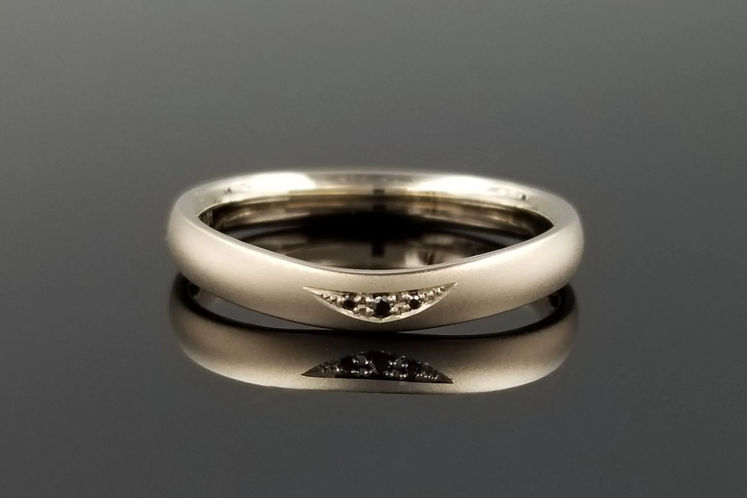月が美しく輝くペア感溢れるオーダーメイド指輪 | 結婚・婚約指輪の