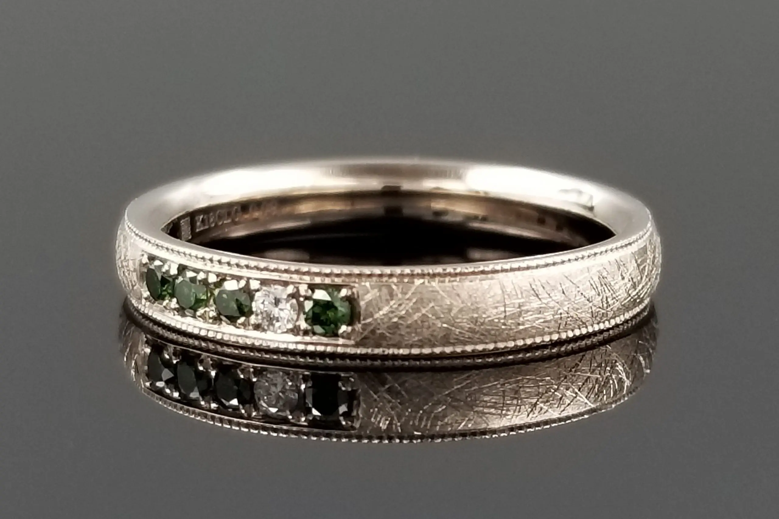 アシンメトリーな配置が新鮮な一点ものリング | 結婚・婚約指輪