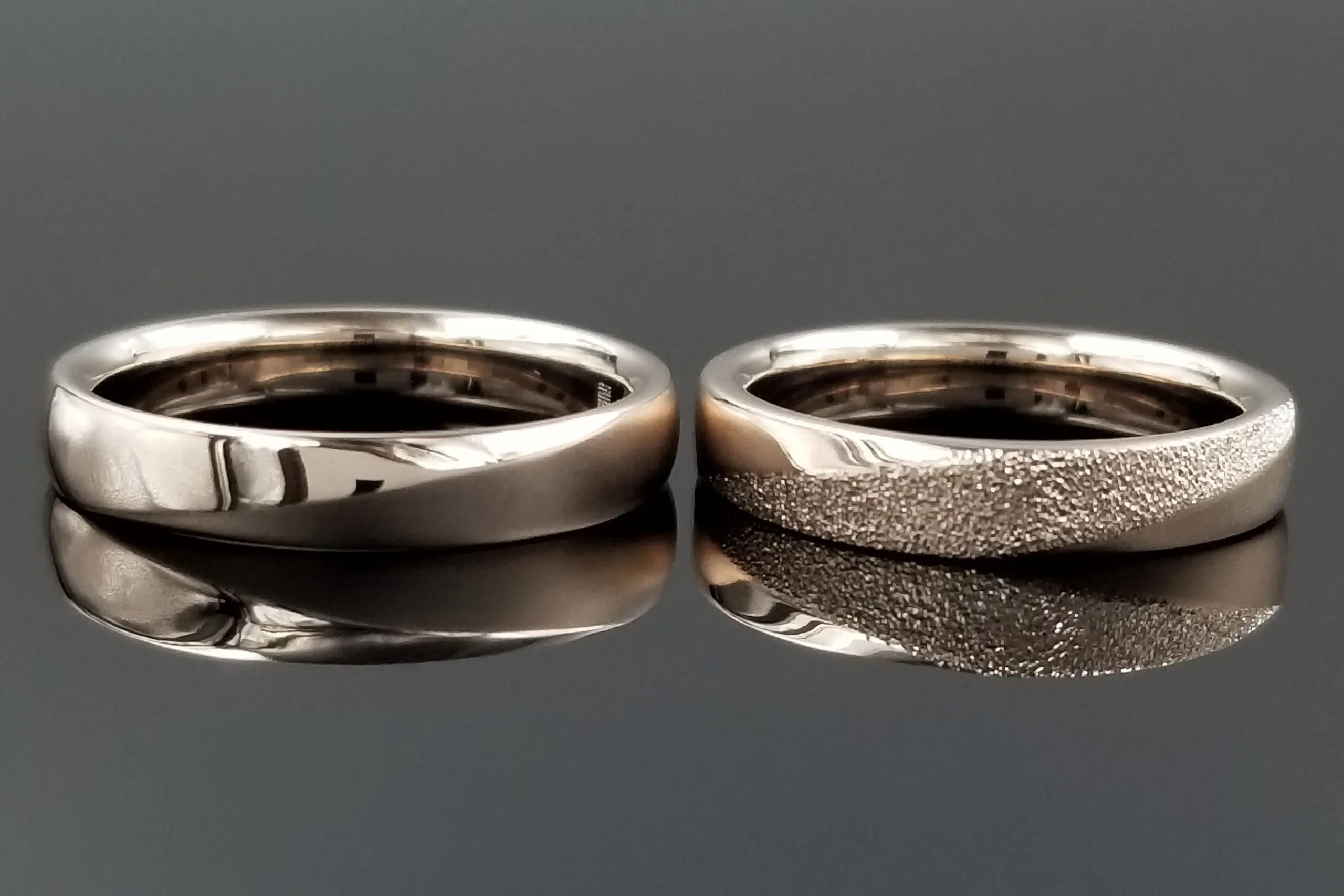 お揃いのカラーとデザインでペア感を大切に！ | 結婚・婚約指輪