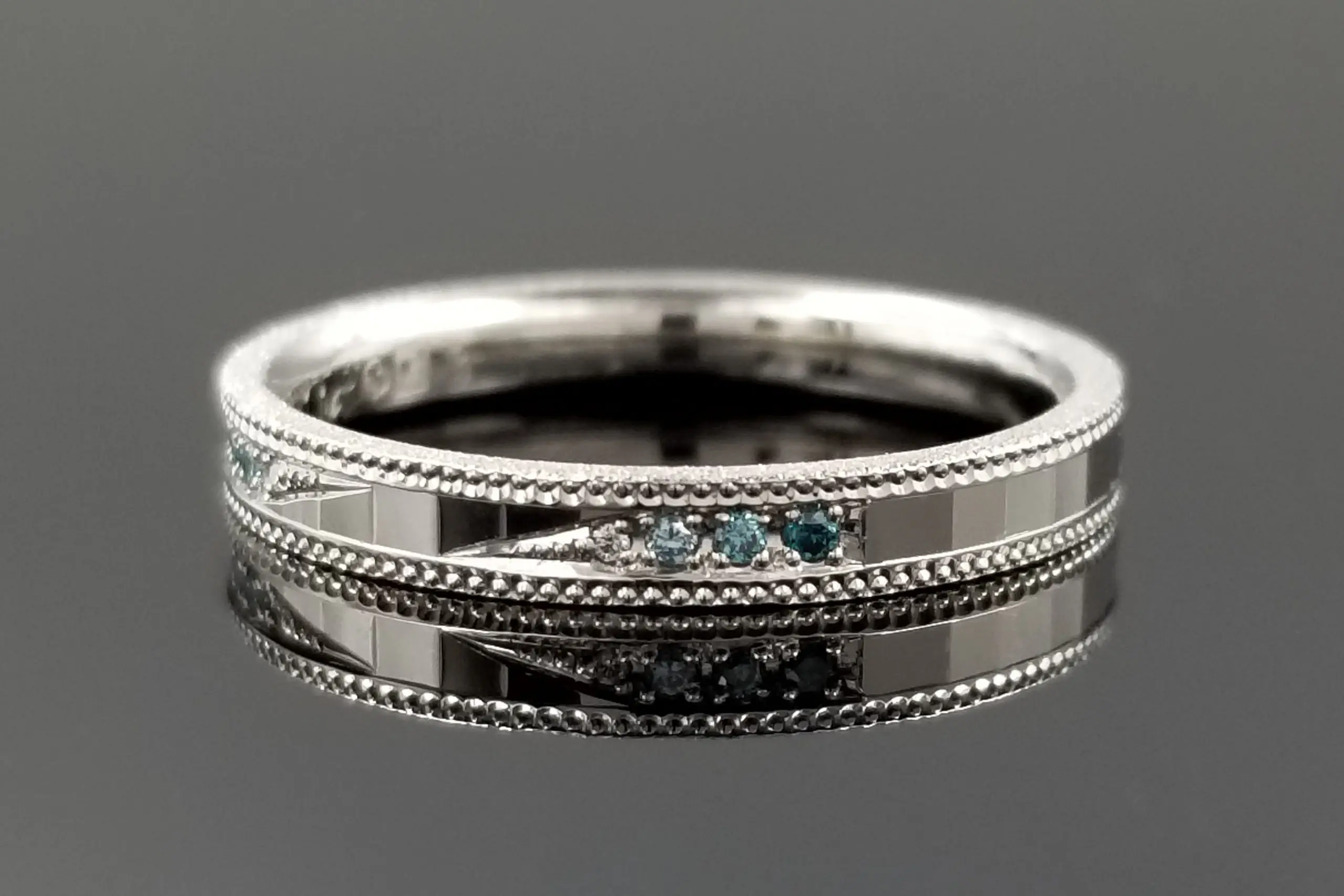 カラーダイヤが上品さと華やかさを添えます | 結婚・婚約指輪の