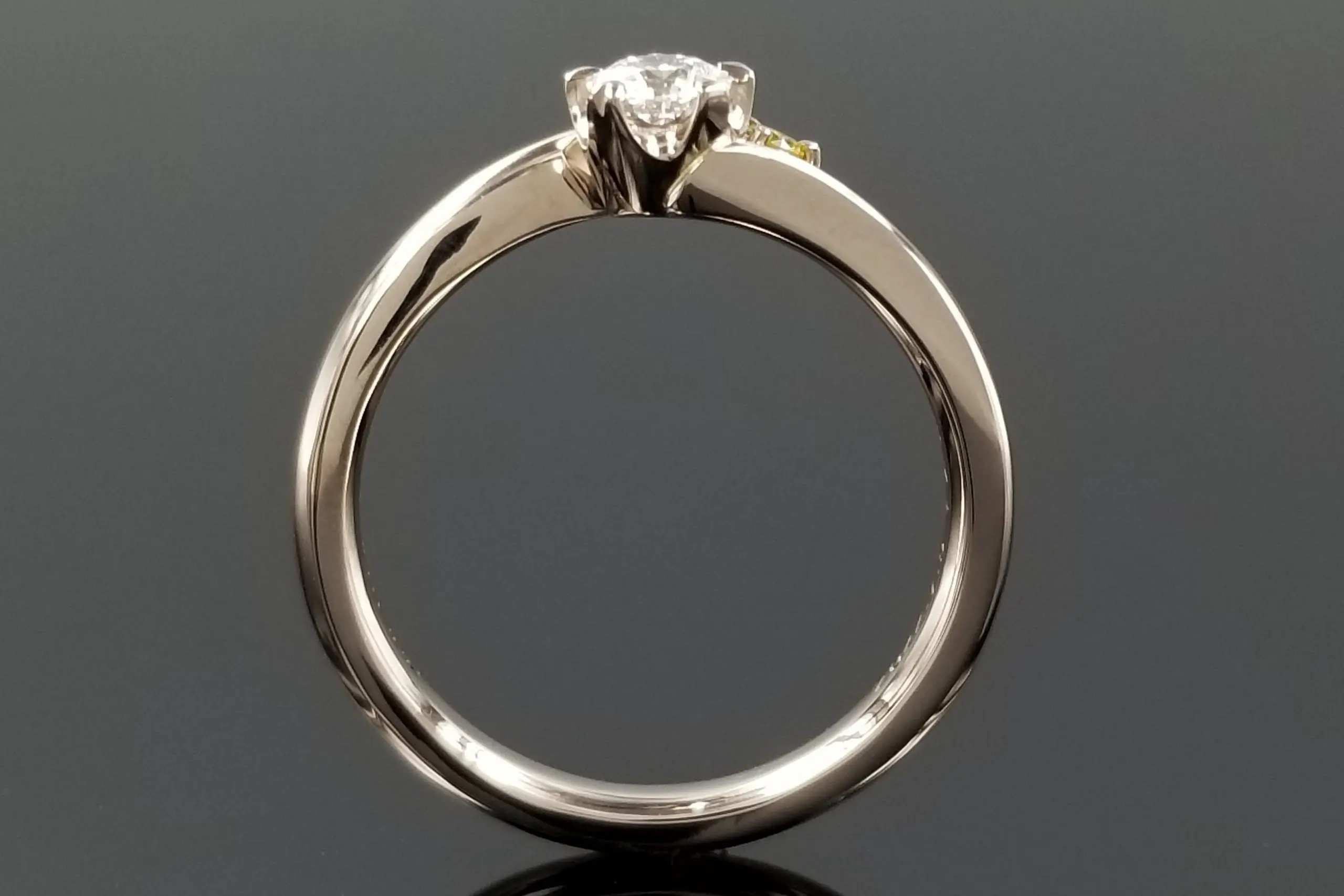 お好みのダイヤモンドを添えたご婚約指輪 | 結婚・婚約指輪のオーダー 