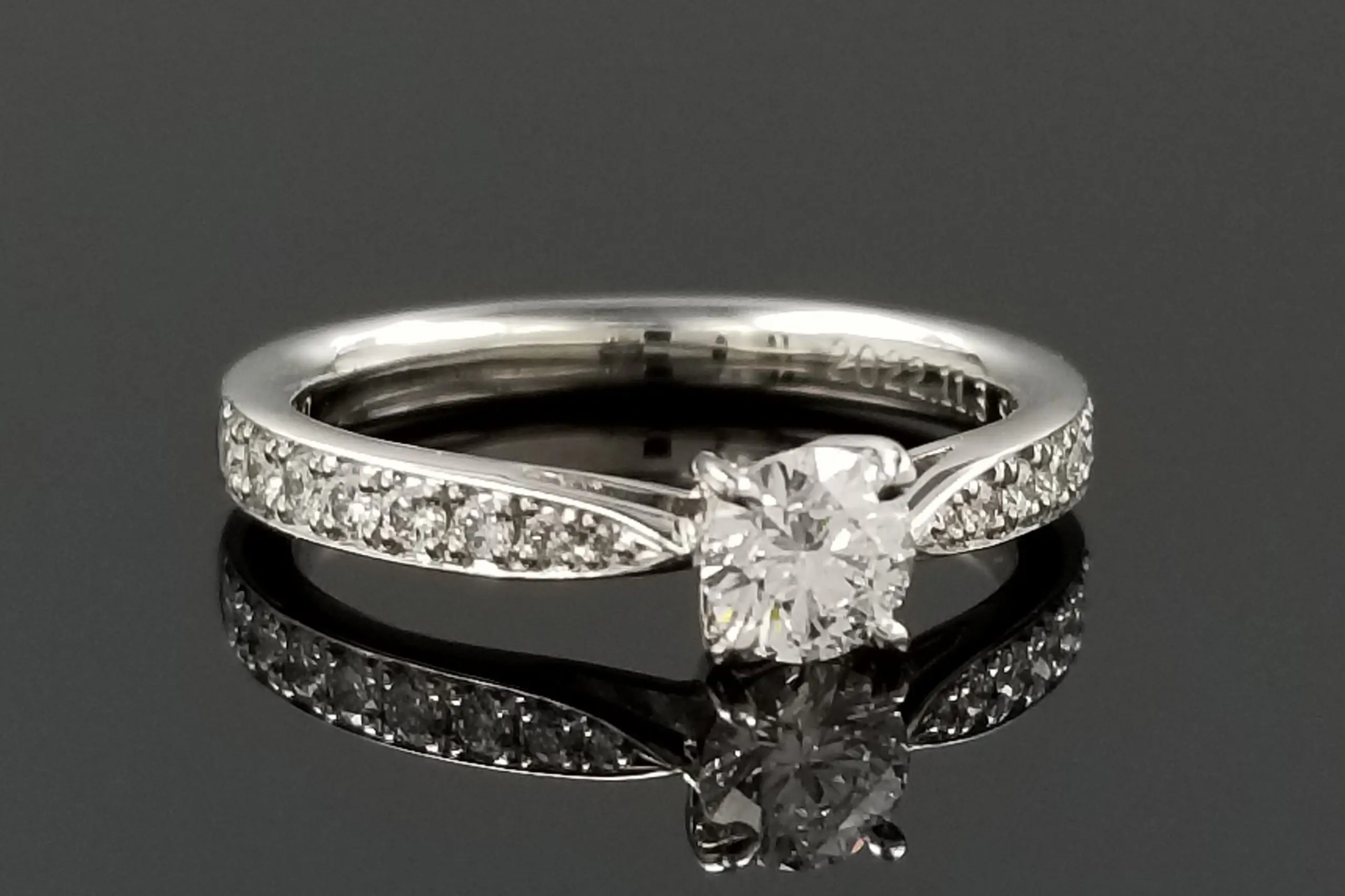 老舗ブランドがお届けする職人鍛造エンゲージ | 結婚・婚約指輪