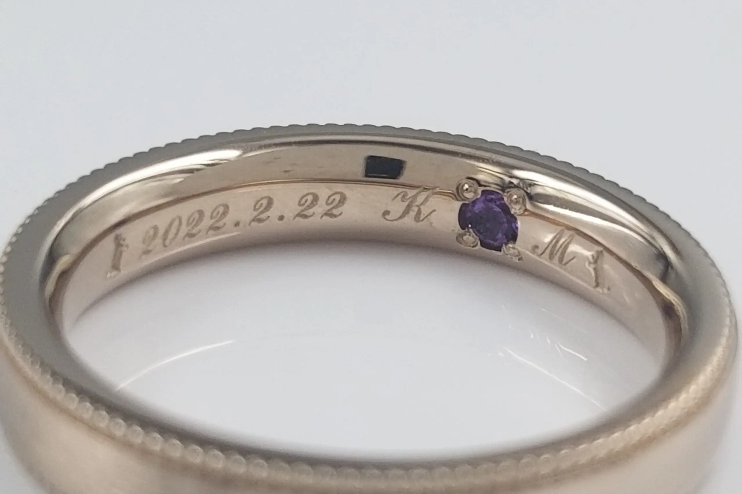 猫モチーフをお洒落に刻印 | 結婚・婚約指輪のオーダーメイドは鍛造