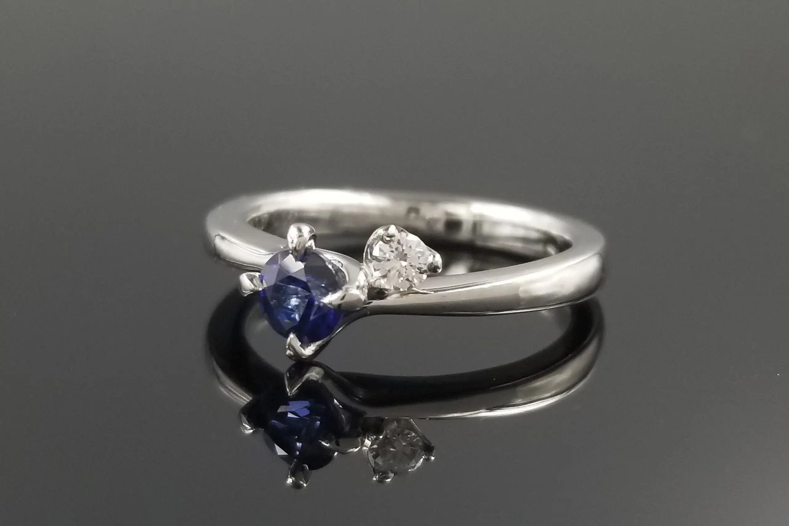 サファイア＆ダイヤモンドリング高品質 ハートシェイプダイヤモンド ブルーサファイアリング D 0.292ct