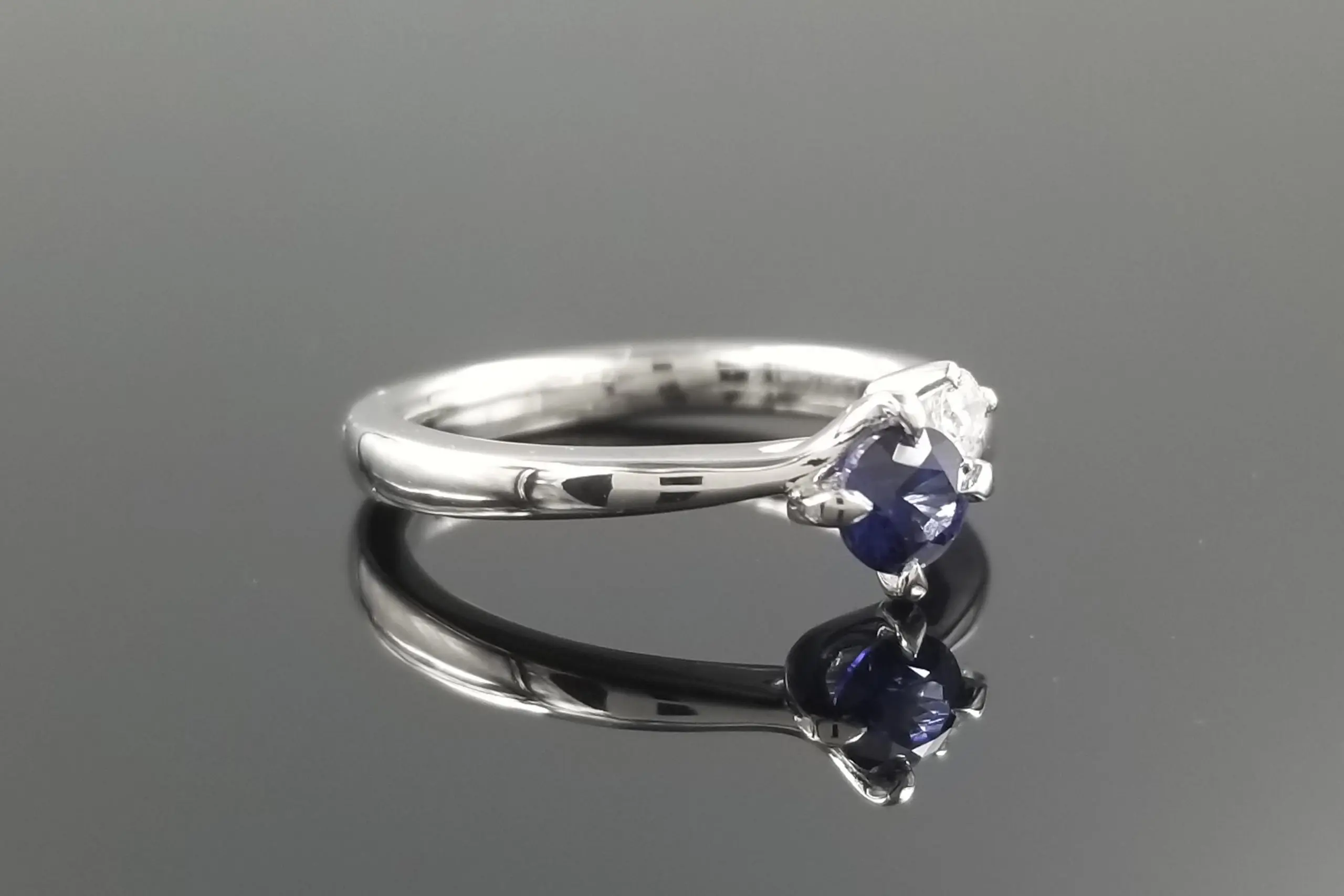 サファイヤにそっと寄り添うダイヤにも美しい輝きを | 結婚