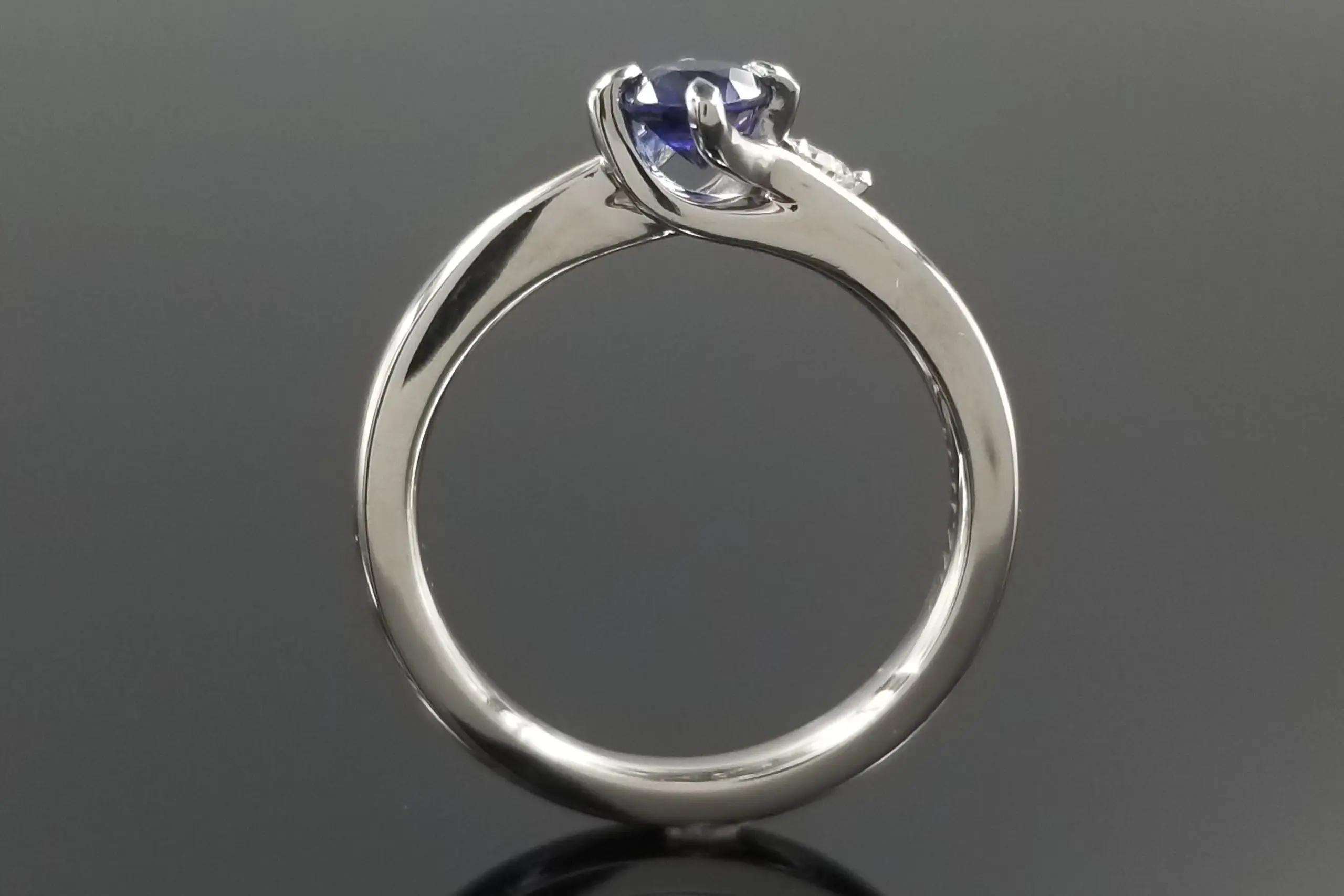サファイヤにそっと寄り添うダイヤにも美しい輝きを | 結婚・婚約指輪