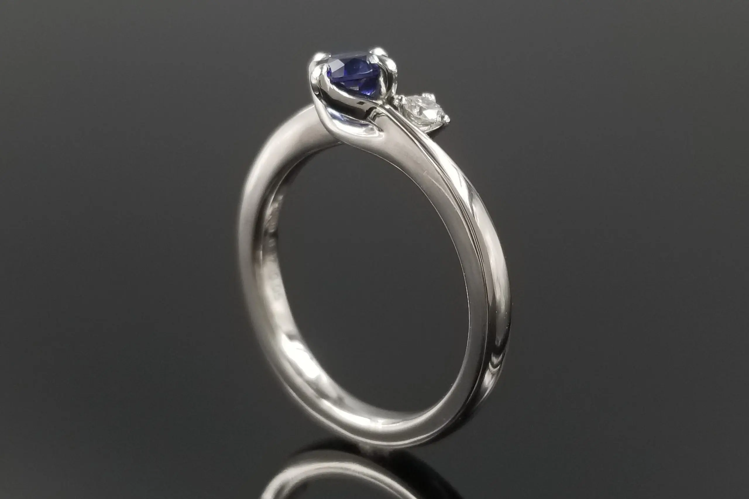 サファイアとメレダイアのリング 値下げ サファイア＋メレーダイヤの18金リング