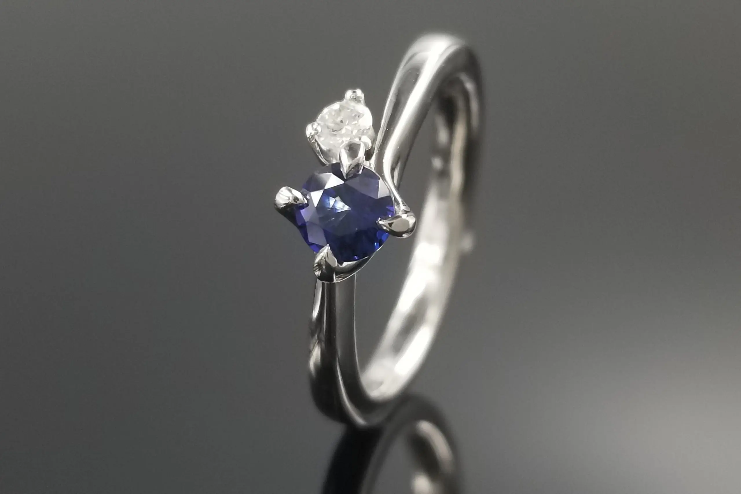 天然サファイヤ2.1ct   リング　指輪　シルバー サファイヤにそっと寄り添うダイヤにも美しい輝きを | 結婚