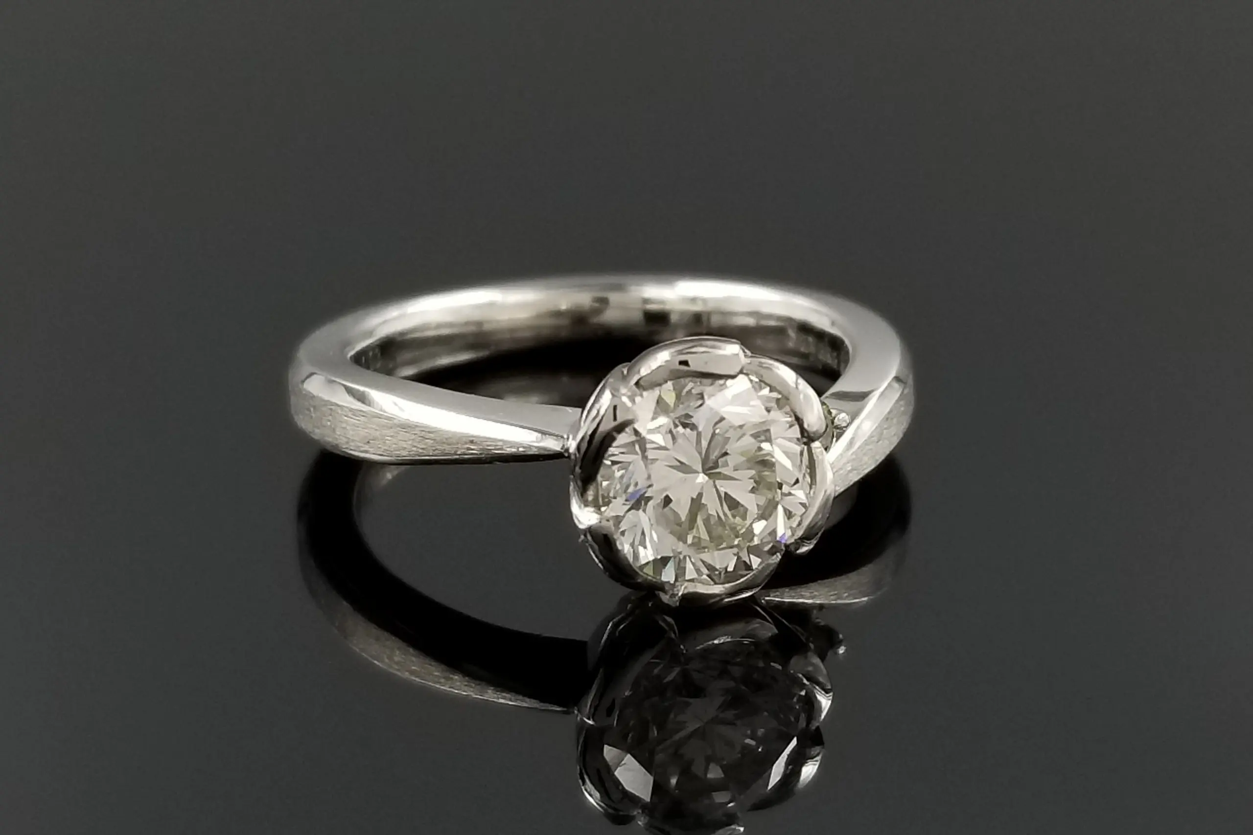 そっと寄り添うペリドットグリーンダイヤも凛とした輝きがあります