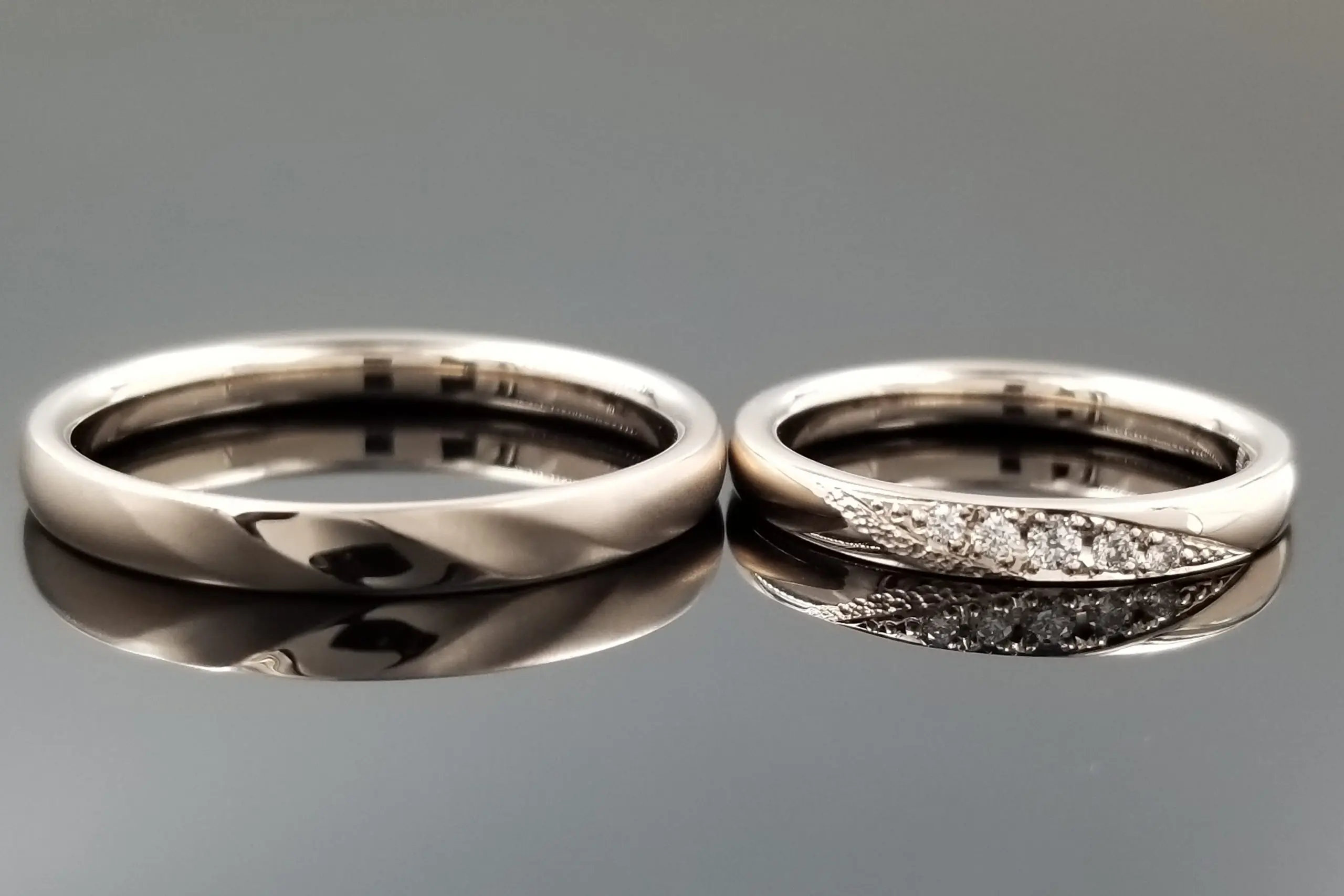 落ち着きのある男性リングと、華やかな女性リング | 結婚・婚約指輪の