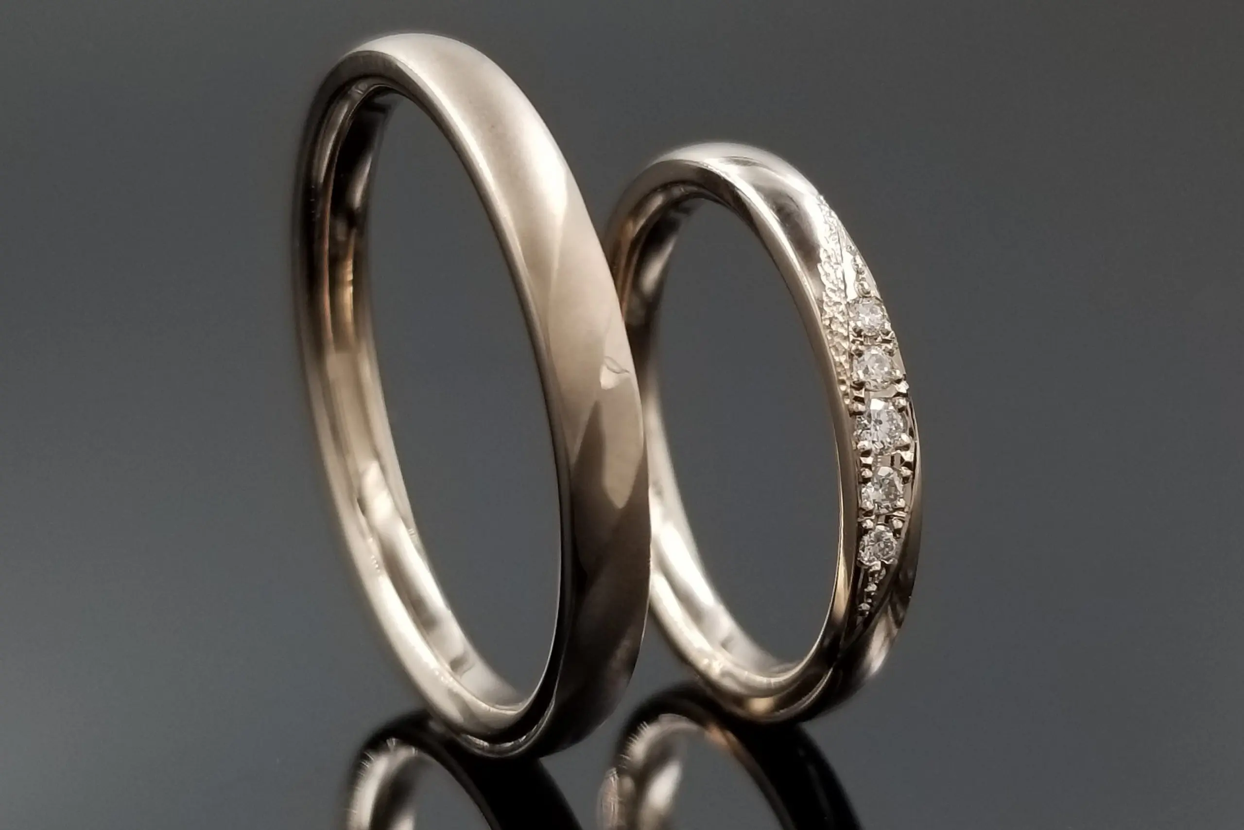 落ち着きのある男性リングと、華やかな女性リング | 結婚・婚約指輪の