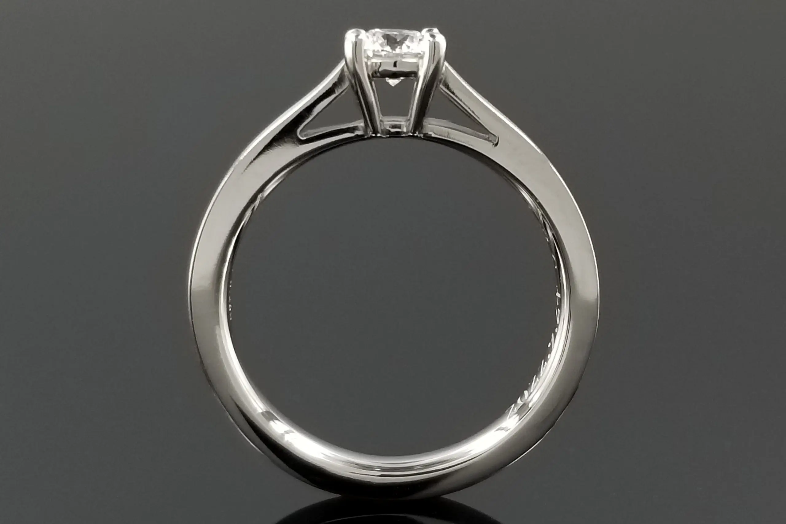 ダイヤの留め方にもこだわった職人鍛造指輪 | 結婚・婚約指輪の