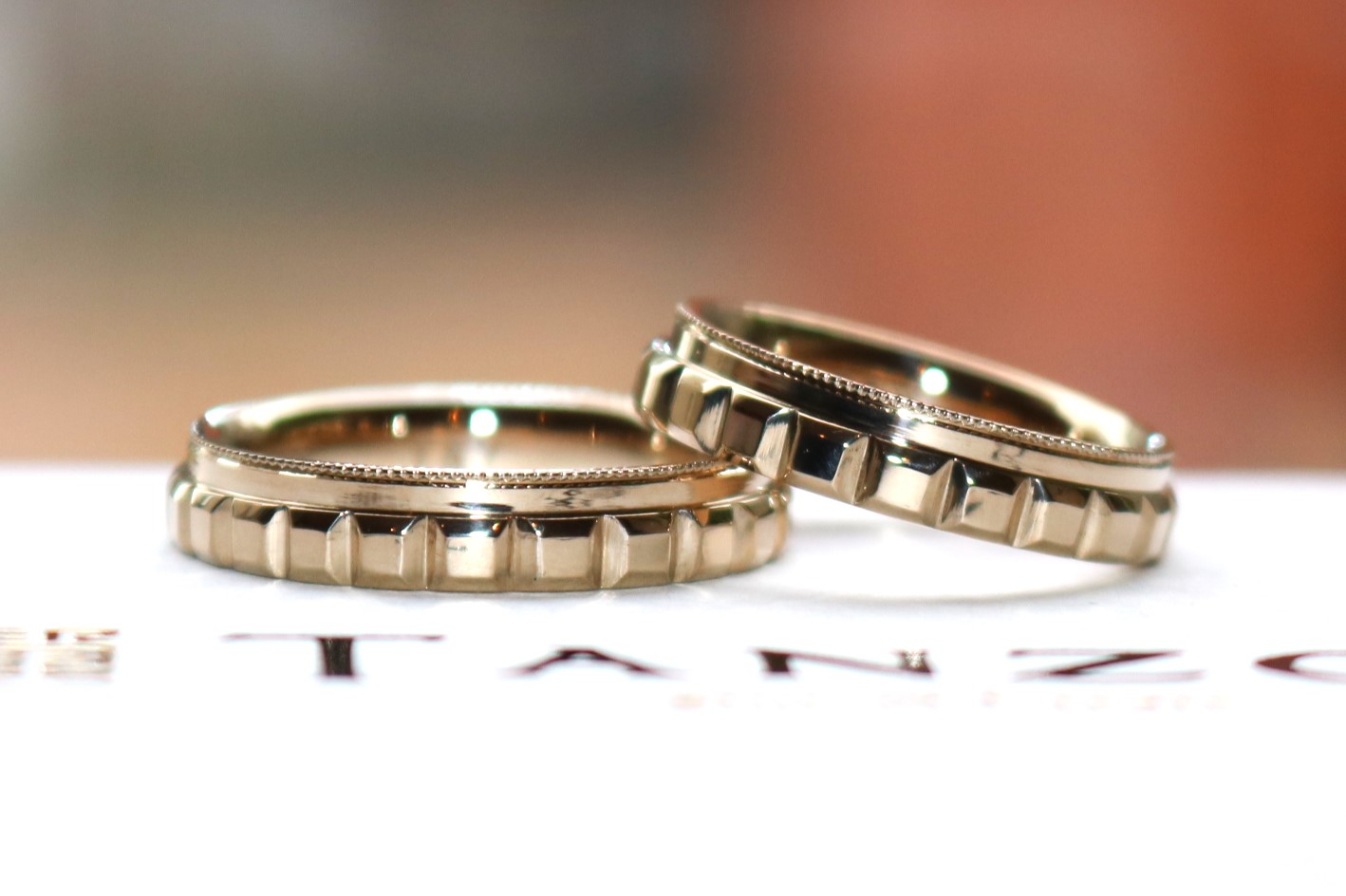 ピンクゴールドの輝きが美しい重厚感のあるご結婚指輪のサムネイル