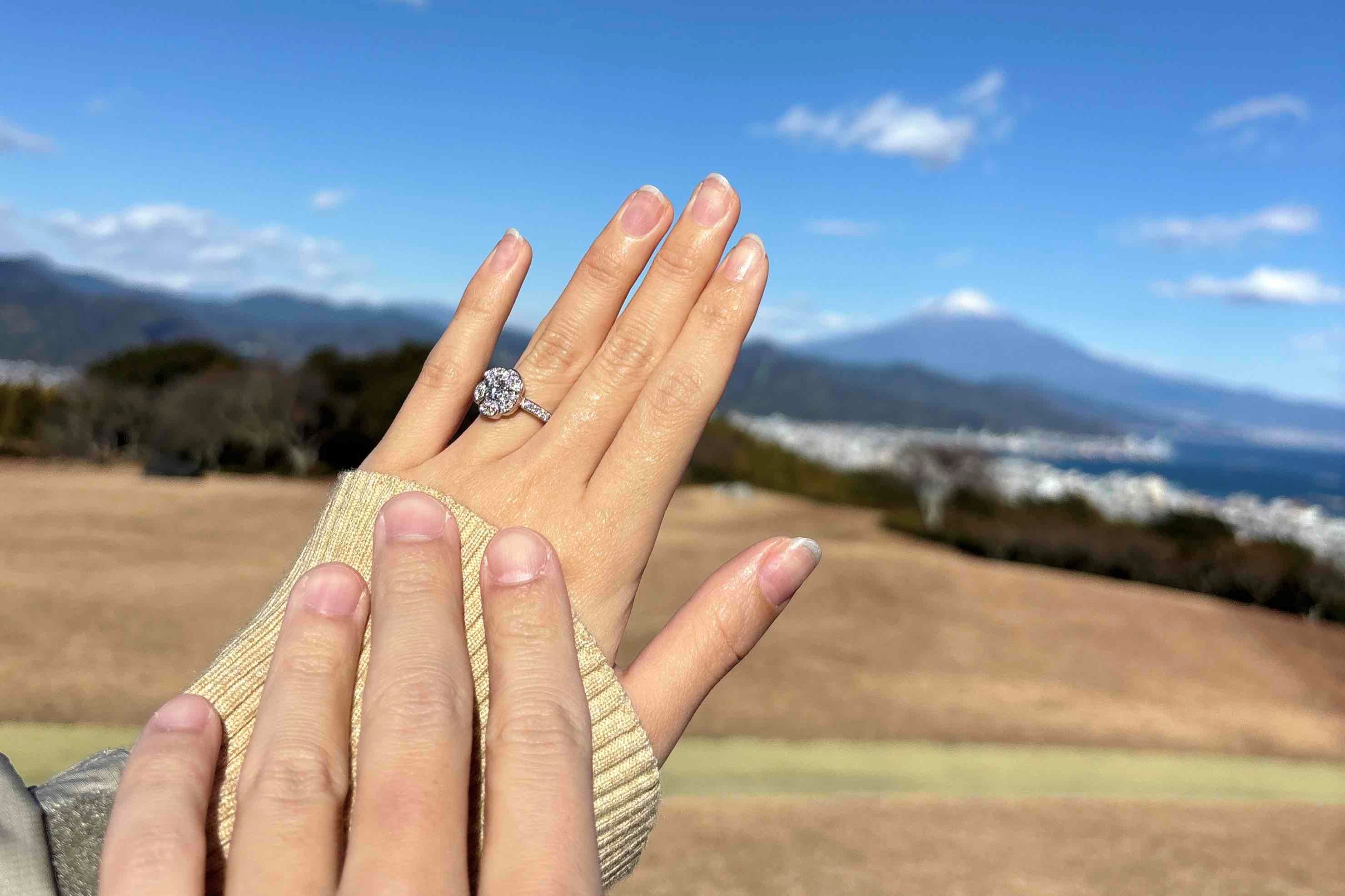 絢爛豪華なお花のご婚約指輪をのサムネイル