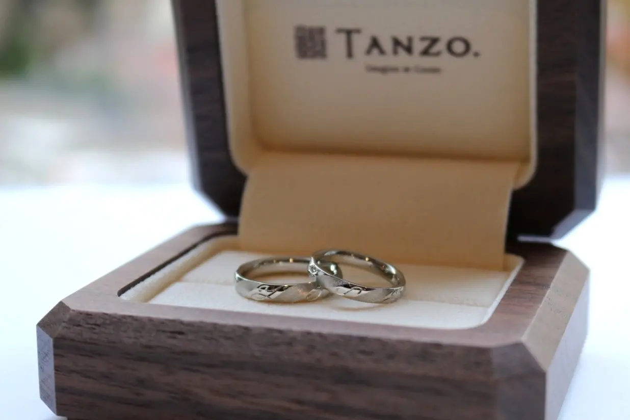 手彫りでイニシャルを入れました！ | 結婚・婚約指輪のオーダーメイド