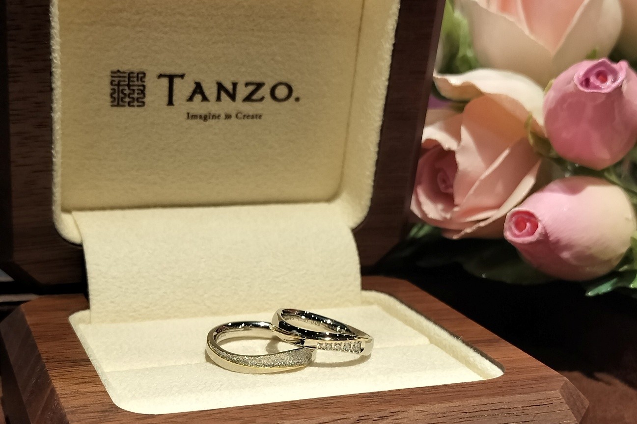 お母様のお石とご記念日の意味合いをこめたご結婚指輪のサムネイル