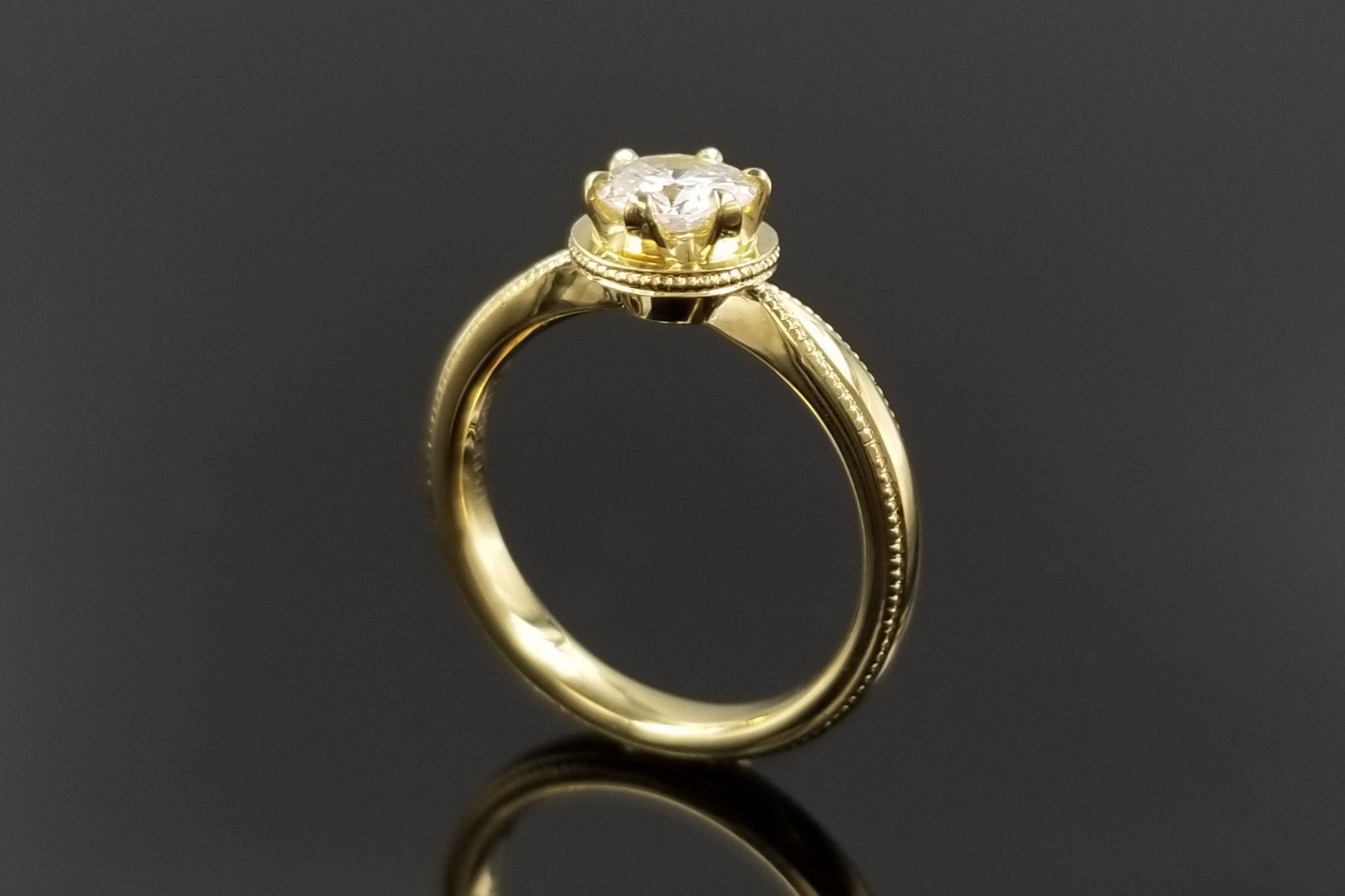 王冠をイメージした婚約指輪のサムネイル