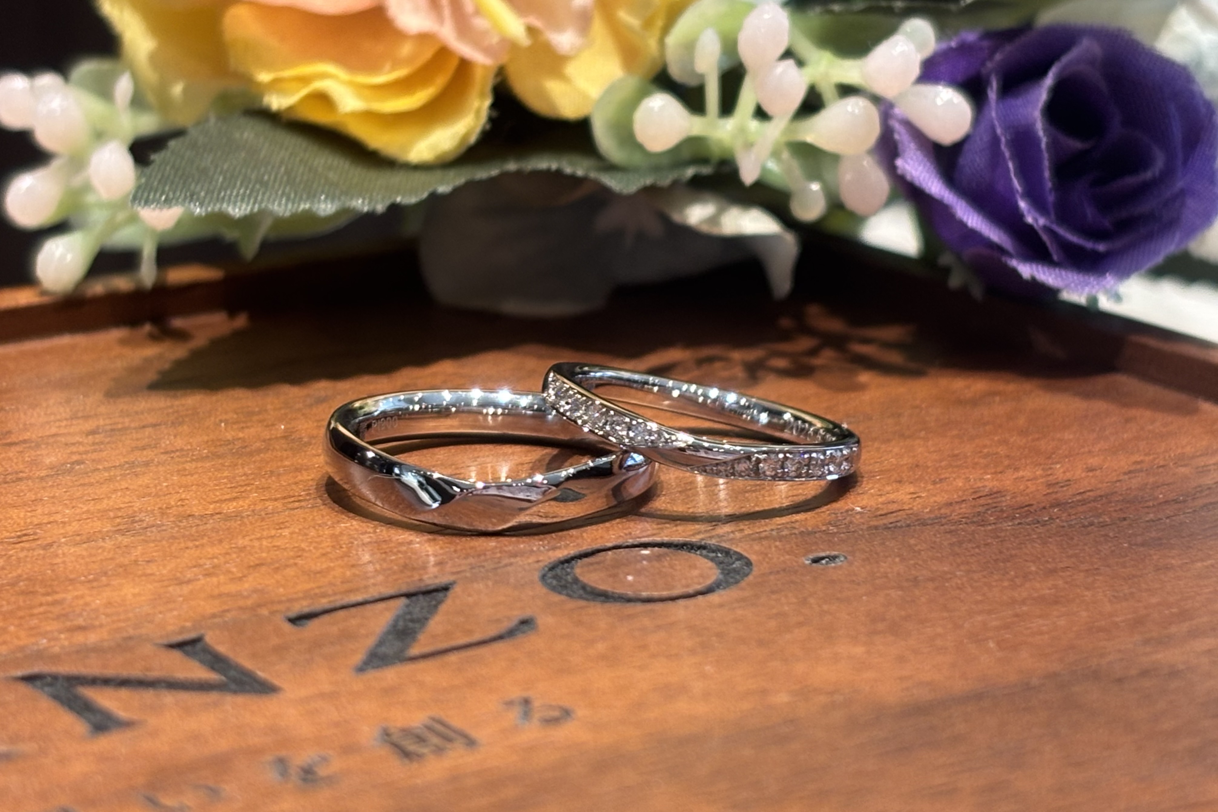 ダイヤモンドの繊細な煌めきが美しいご結婚指輪のサムネイル