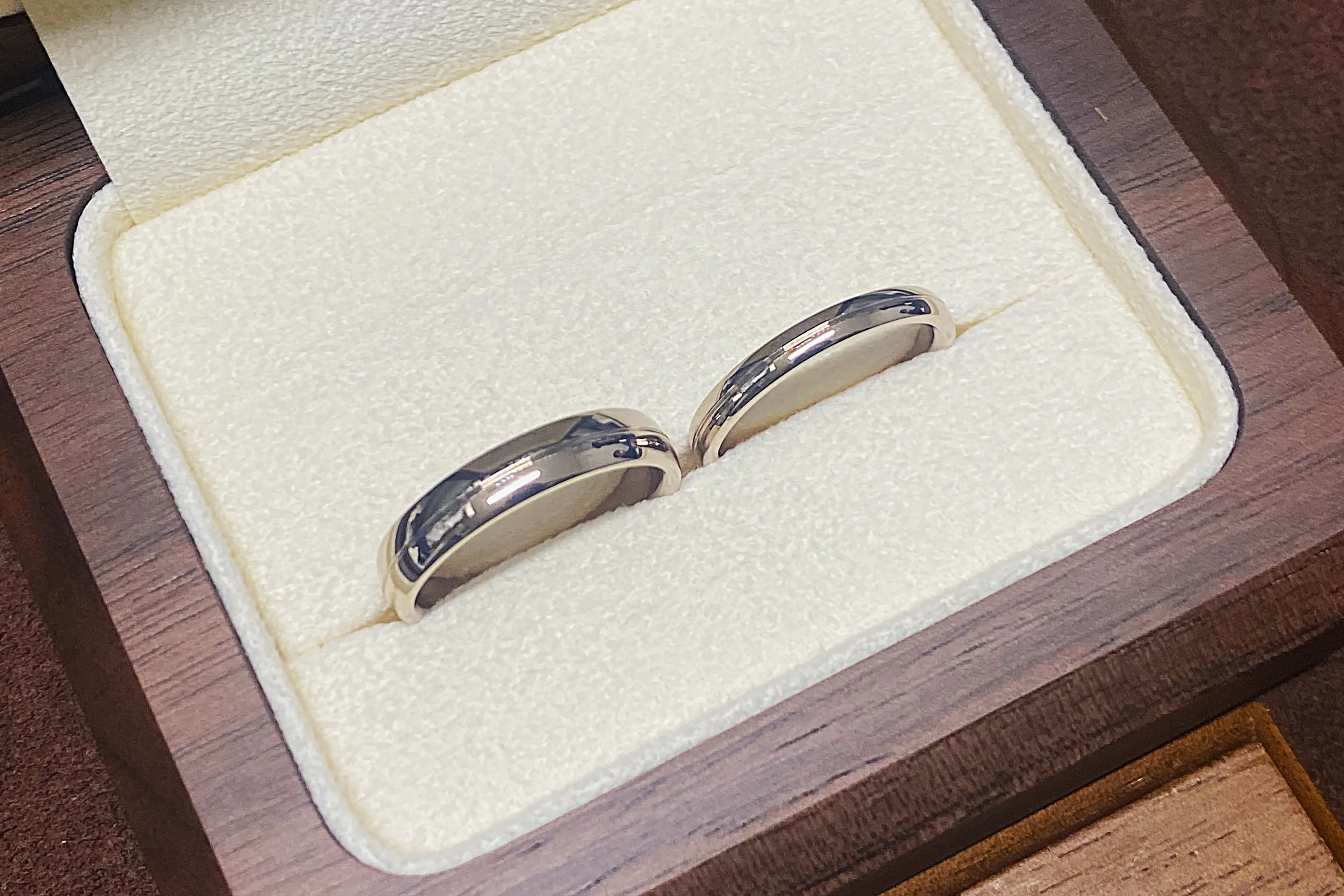 二人の天使が見つめ合う指輪 | 結婚・婚約指輪のオーダーメイドは鍛造