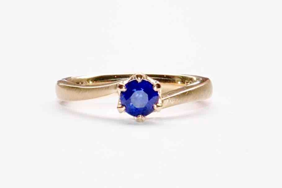 サプライズでサファイヤのエンゲージリングを！のサムネイル